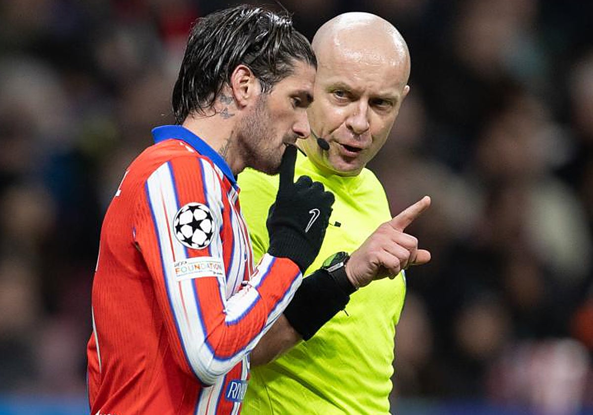 Marciniak y De Paul durante el Atlético-Real Madrid de Champions