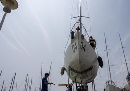 Un J80 preparado en el varadero del RCN Valencia para ser botado