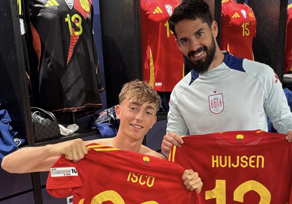 Isco y Huijsen, en el vestuario de la selección española