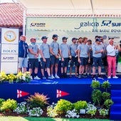 Todos los componentes del American Magic Quantum Racing en el escenario en el MRCY Baiona