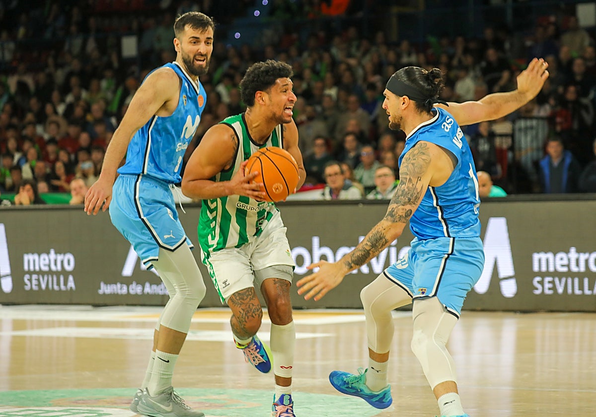 Hughes, defendido por Francis Alonso en el Betis Baloncesto - Estudiantes jugado en San Pablo
