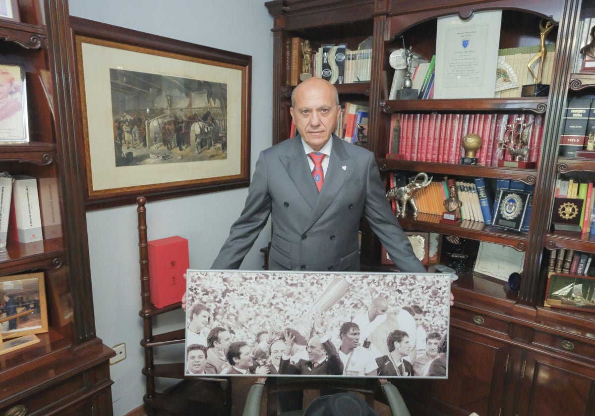 José María del Nido Benavente posa para ABC de Sevilla en su despacho