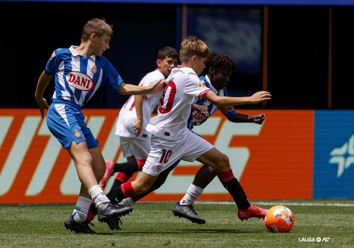 Lance de la final entre el Espanyol y el Sevilla