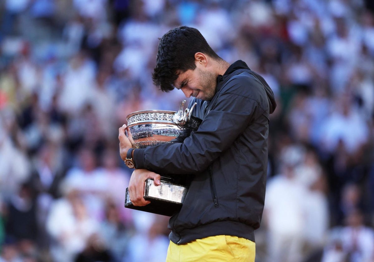Carlos Alcaraz tras ganar la final de Roland Garros 2024 ante Alexander Zverev