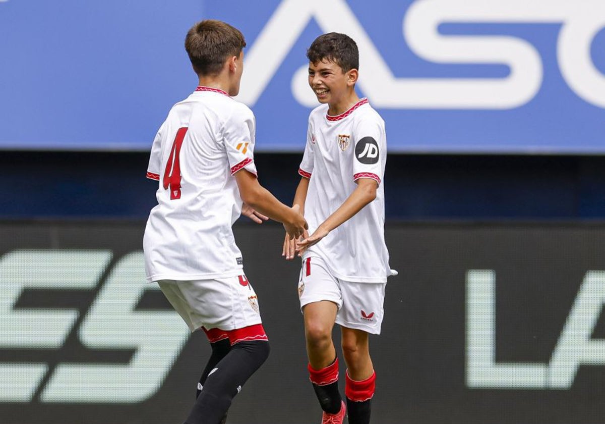 Los jugadores del Sevilla celebran el primer gol ante el Valencia