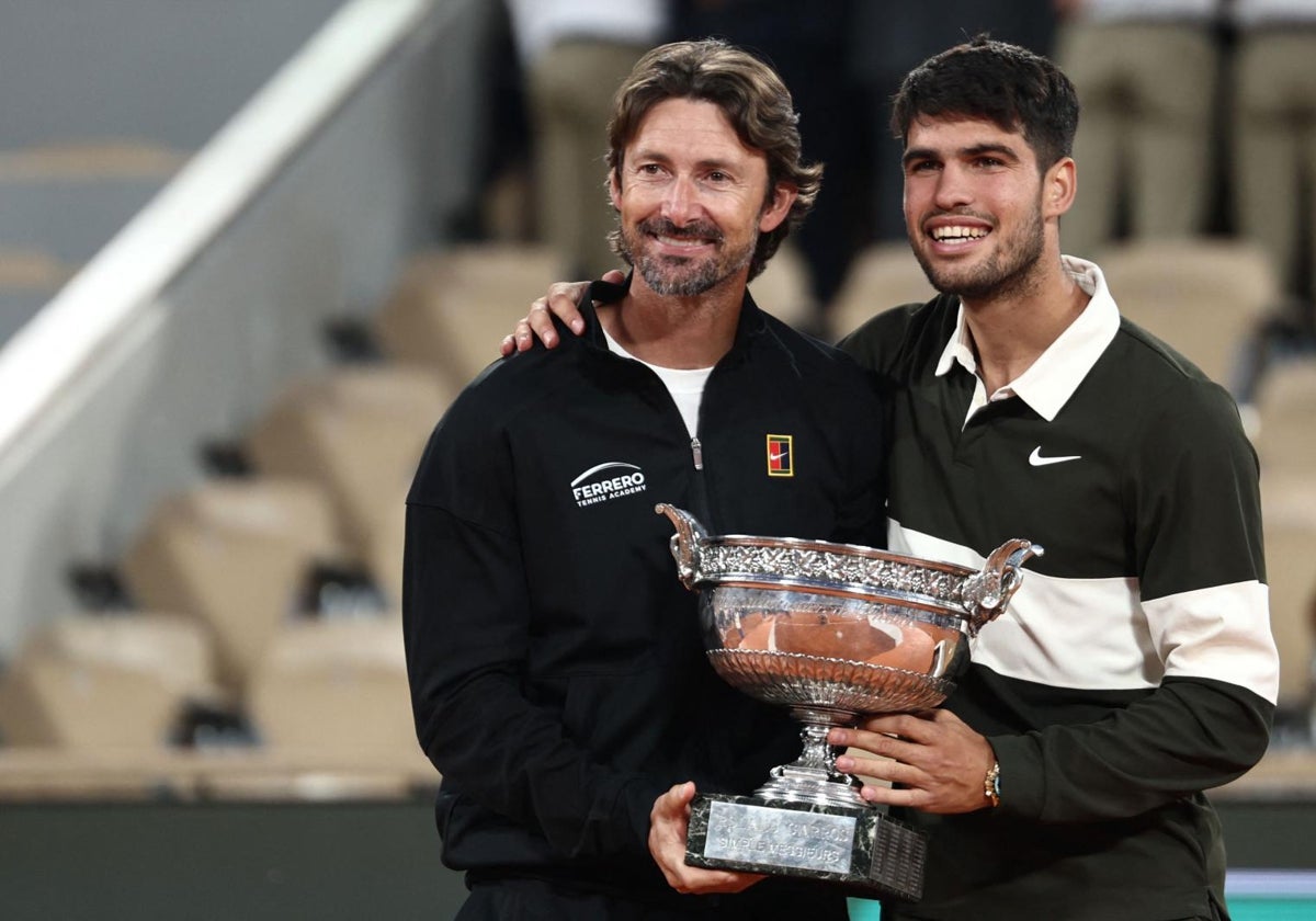 Juan Carlos Ferrero y Carlos Alcaraz, con la Copa de los Mosqueteros