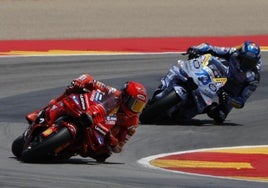 Marc Márquez lidera la carrera seguido por su hermano Álex