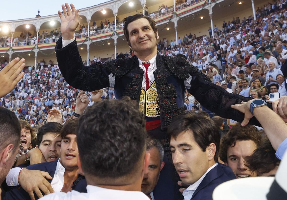 José Antonio Morante Antúnez, abajo a la izquierda de la foto, saca a hombros de Las Ventas de Madrid a su padre, Morante de La Puebla
