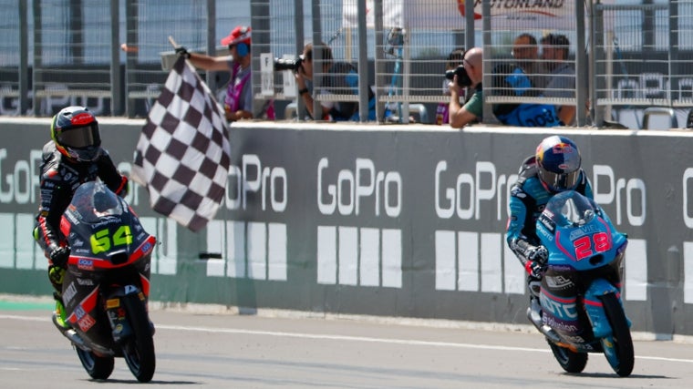 El sevillano David Muñoz hace historia en Motorland con una victoria inolvidable