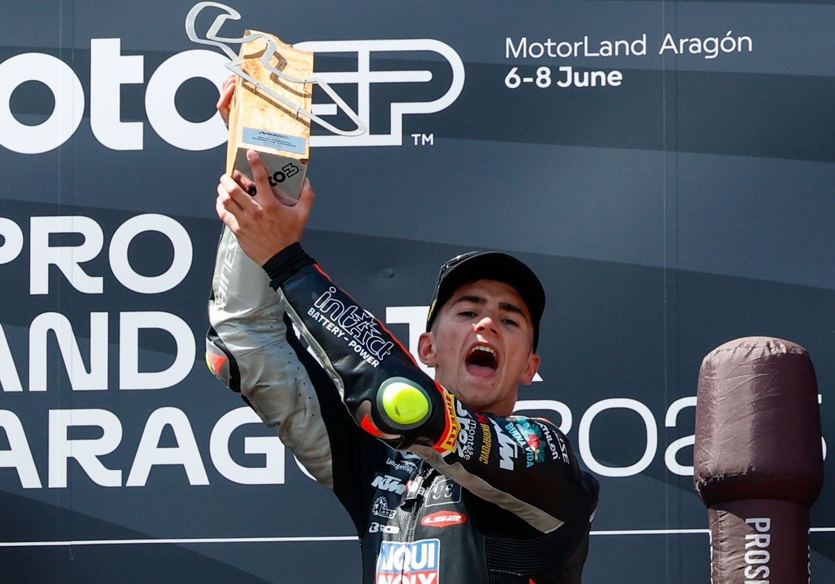 David Muñoz, celebrando la victoria en el podio de Motorland