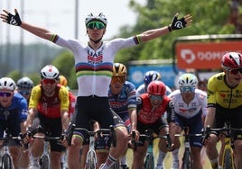 Pogacar celebra su victoria en la primera etapa de la Dauphiné