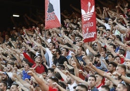 Los Biris Norte animan en pleno partido
