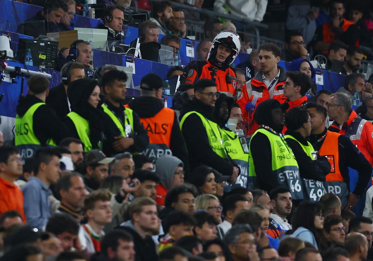 El equipo médico del recinto en la tribuna de prensa, tras el accidente