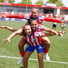 Las jugadoras del Atlético celebran un triunfo en el centro Deportivo de Alcalá de Henares
