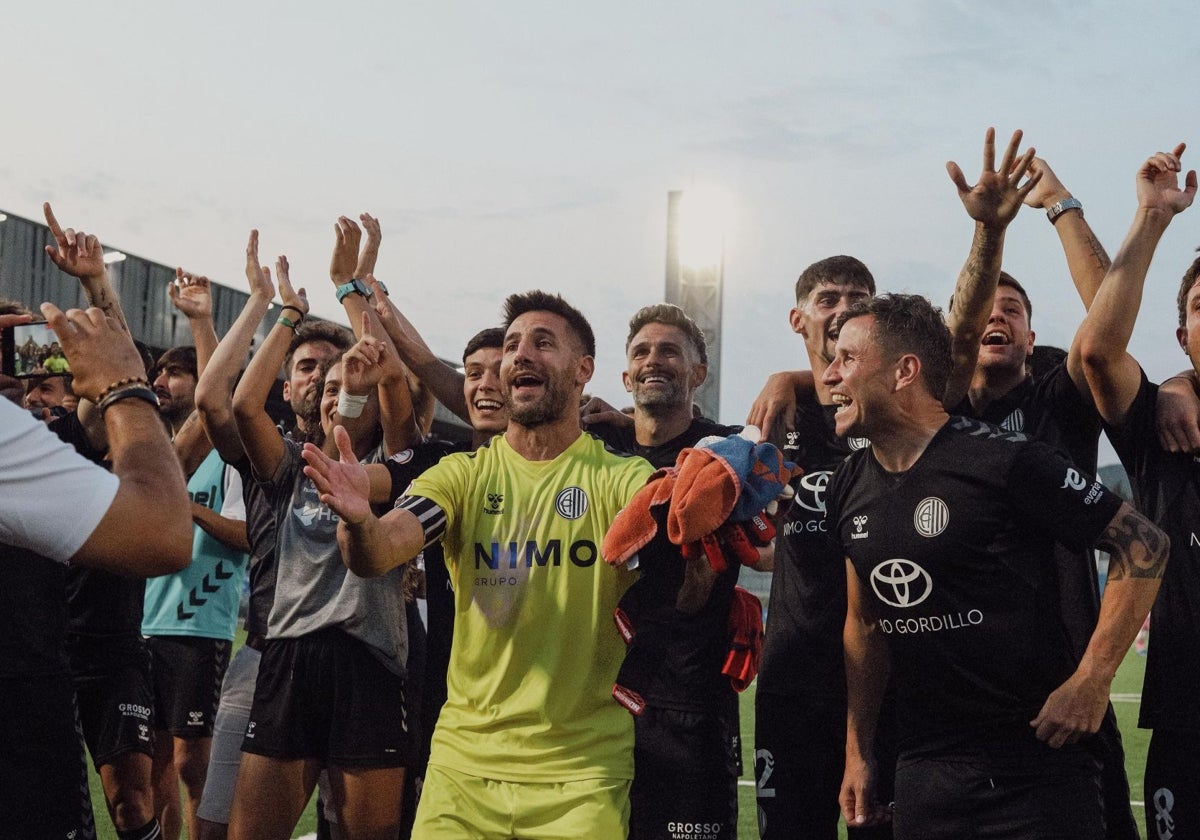 Los futbolistas del Atlético Central celebran el pase a la siguiente eliminatoria