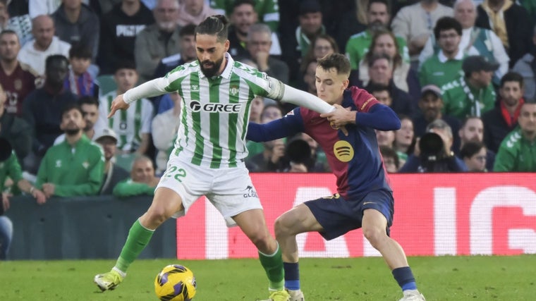 Isco disputa un balón con Marc Casadó en el Betis-Barcelona de diciembre de 2024