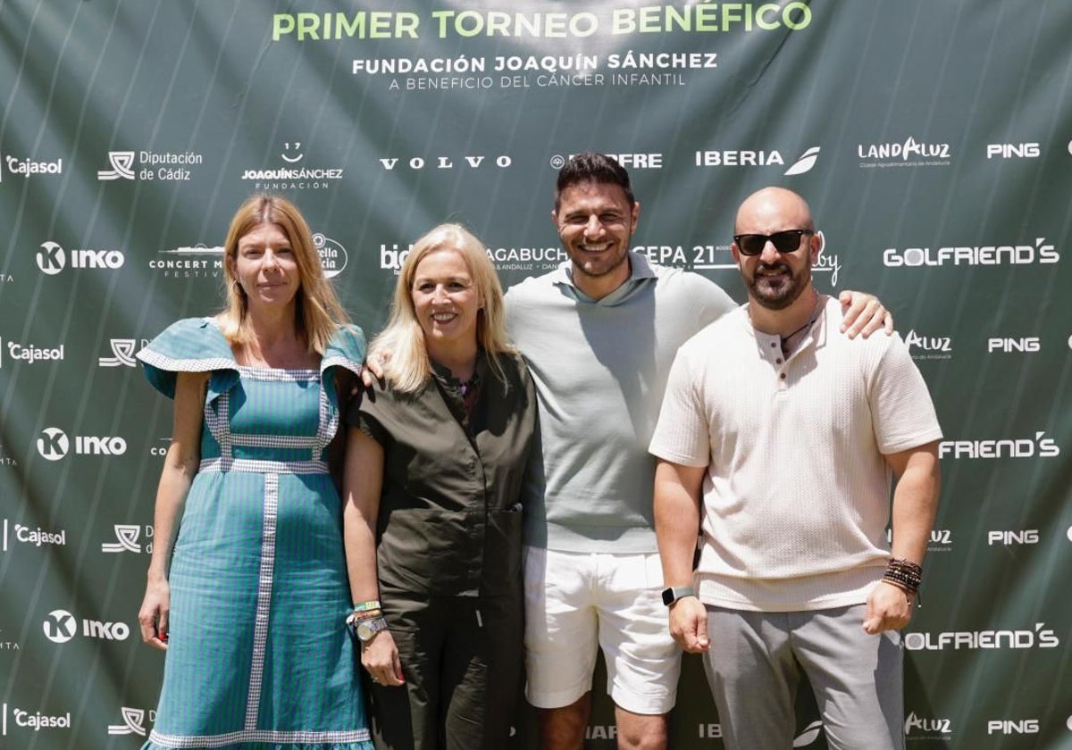 Joaquín, en el centro de la foto en el posado ante los medios durante el Primer Torneo Benéfico de Golf de la Fundación Joaquín Sánchez