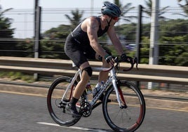 Oscar Pistorius, durante la prueba ciclista del triatlón