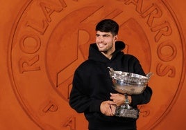Carlos Alcaraz, con su trofeo de Roland Garros