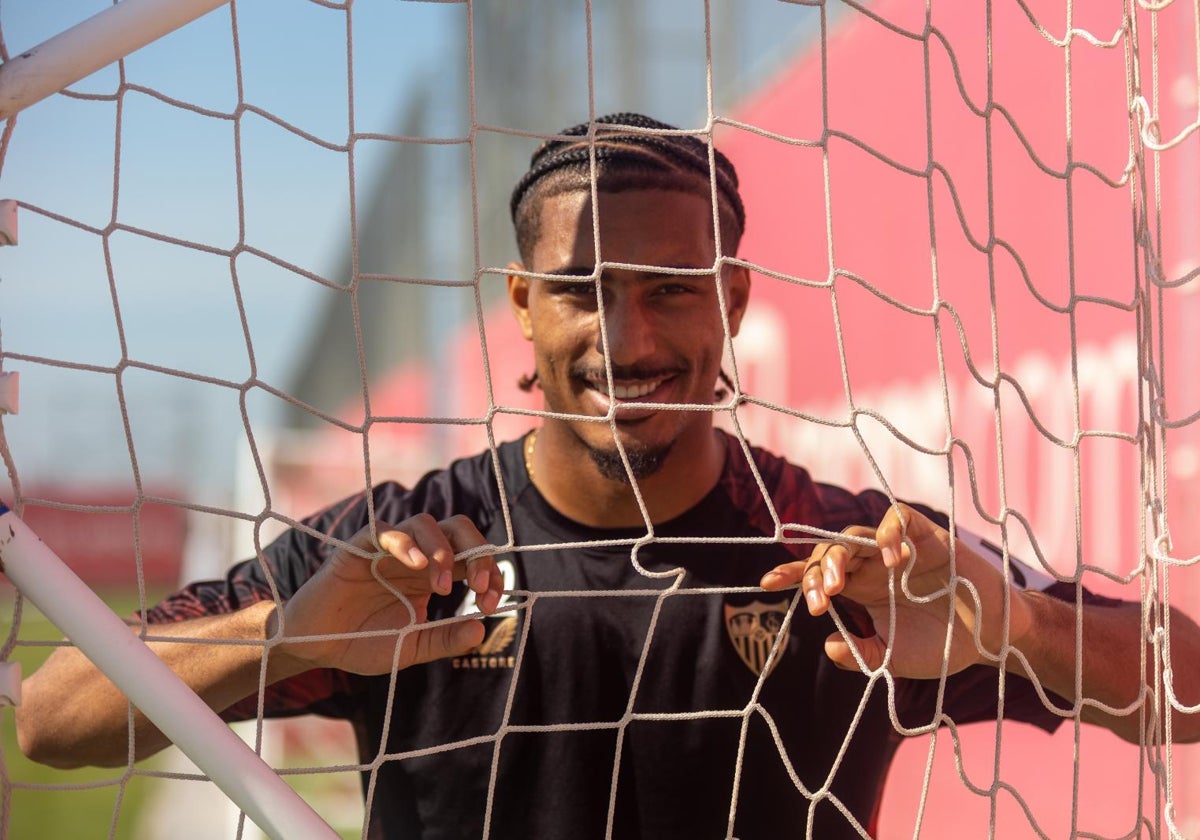 Badé posa para ABC de Sevilla en la ciudad deportiva del Sevilla