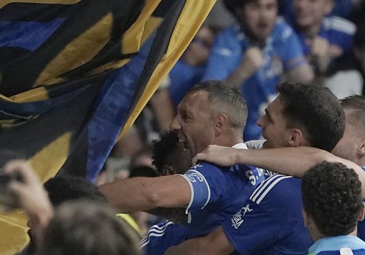 Cazorla celebra con compañeros y espectadores el gol del empate