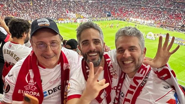 Roberto Leal, con sus amigos, celebra la séptima Europa League del Sevilla FC en Budapest