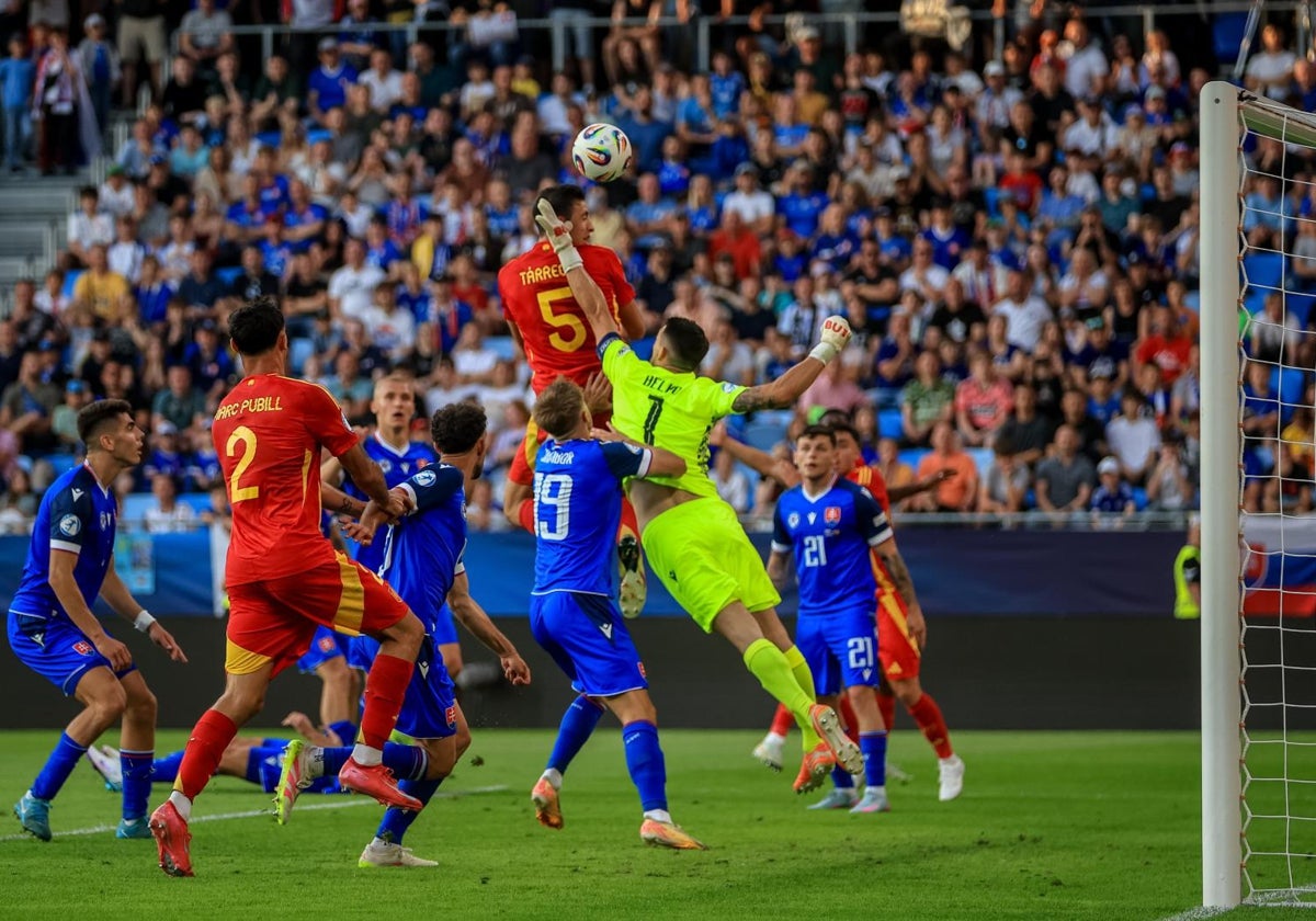 Tárrega, anotando el gol de la victoria en el Eslovaquia - España (2-3)