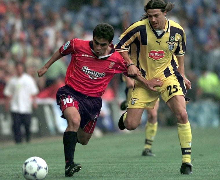 Almeyda persigue a Ibagaza durante la final de la Recopa entre el Mallorca y la Lazio