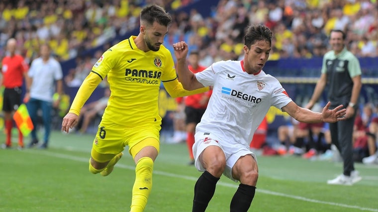 Óliver Torres en un partido con el Sevilla FC ante el Villareal CF