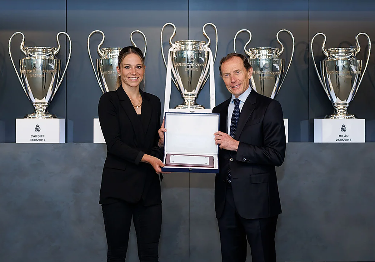 Melanie Leupolz y Emilio Butragueño, Director de Relaciones Institucionales del Real Madrid