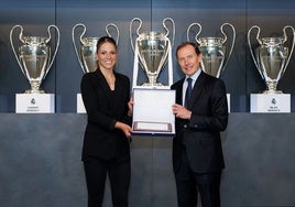 Melanie Leupolz y Emilio Butragueño, Director de Relaciones Institucionales del Real Madrid