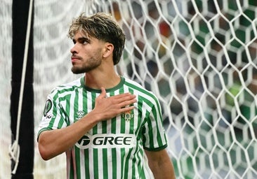 Abde se toca el pecho y el escudo del Betis tras ser sustituido en la final de la Conference League