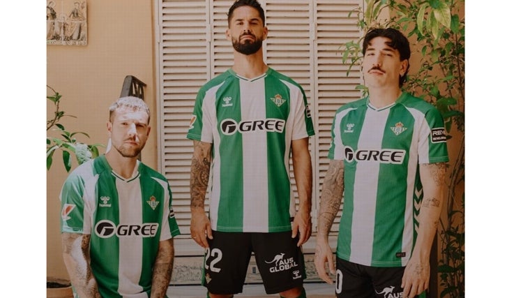 Aitor, Isco y Bellerín, con la primera equipación y calzonas negras