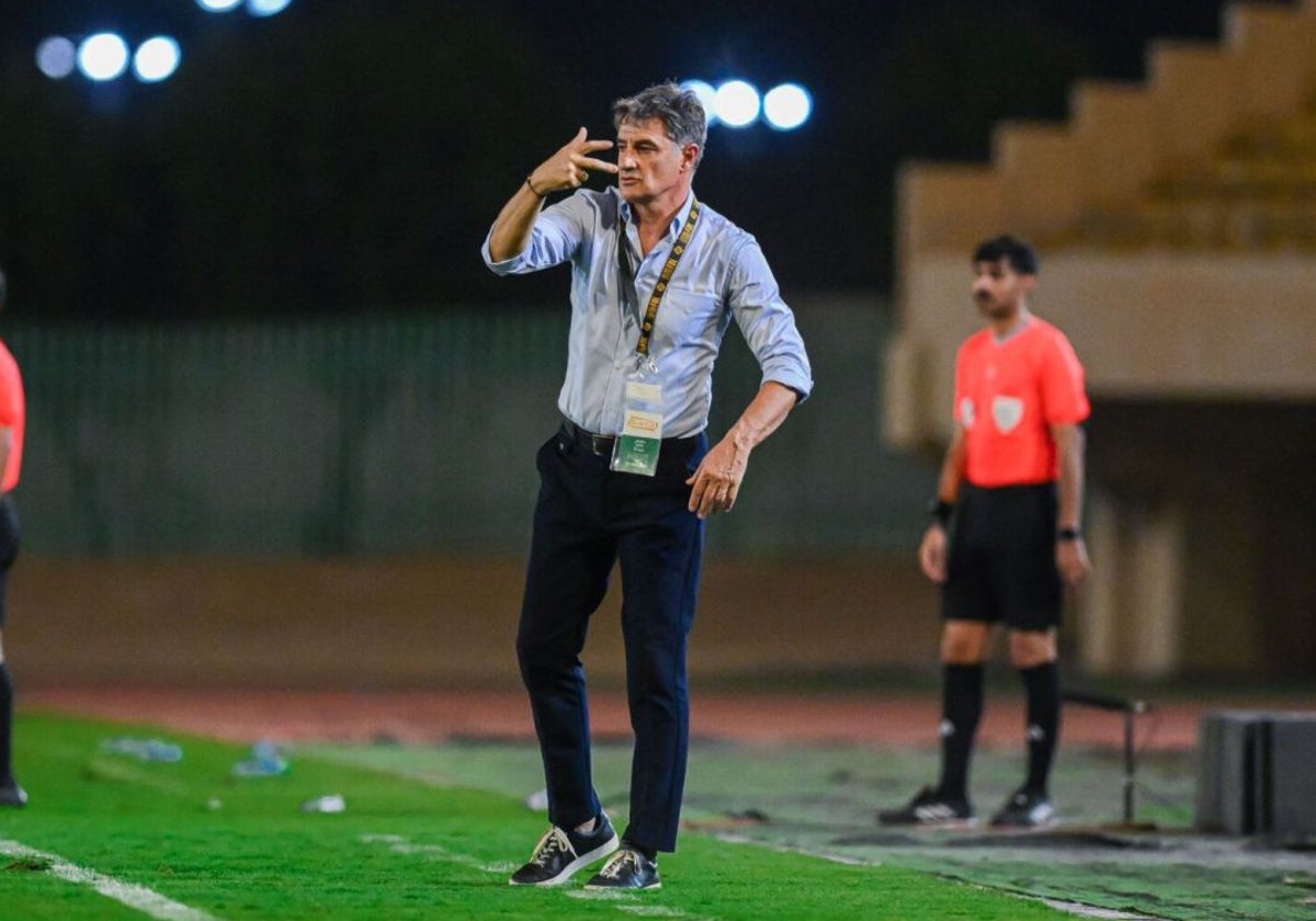 Míchel González da instrucciones durante un partido del Al-Qadsiah saudí