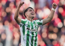 Ángel Ortiz celebra el triunfo del Betis en Mallorca, el día que debutó con el primer equipo