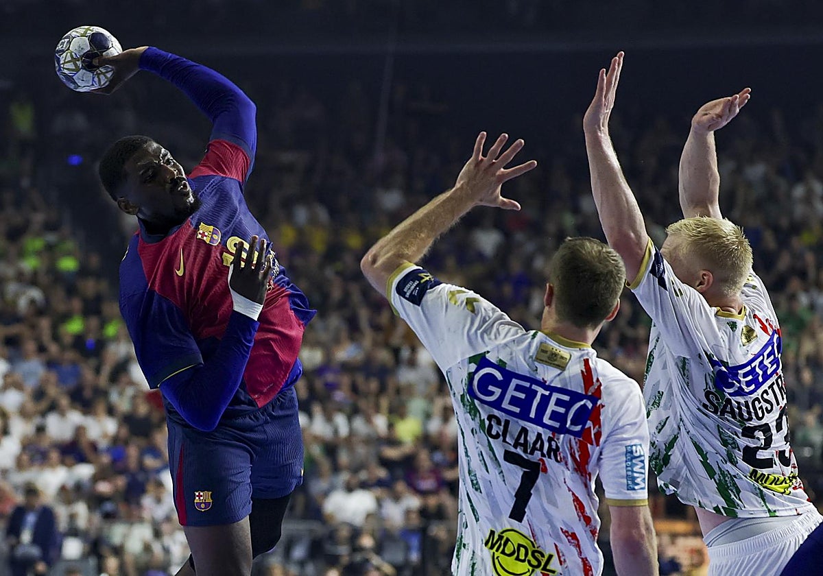 Dika Mem trata de superar al a defensa del Magdeburgo