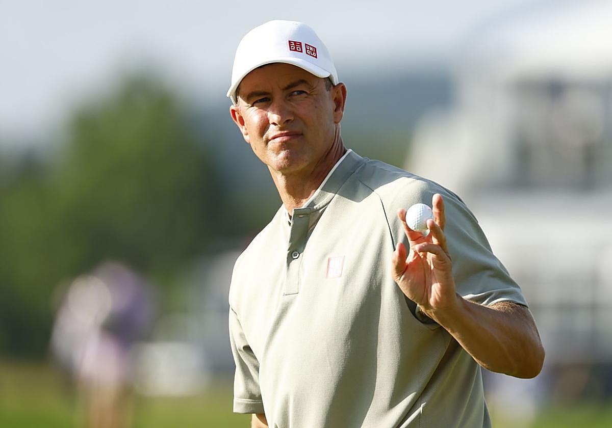 El australiano Adam Scott reacciona en el hoyo 14 durante la tercera ronda del torneo de golf US Open 2025