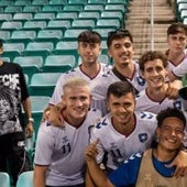 Los jugadores del Sevilla Atlético celebran el gol de Antonetti con Puerto Rico