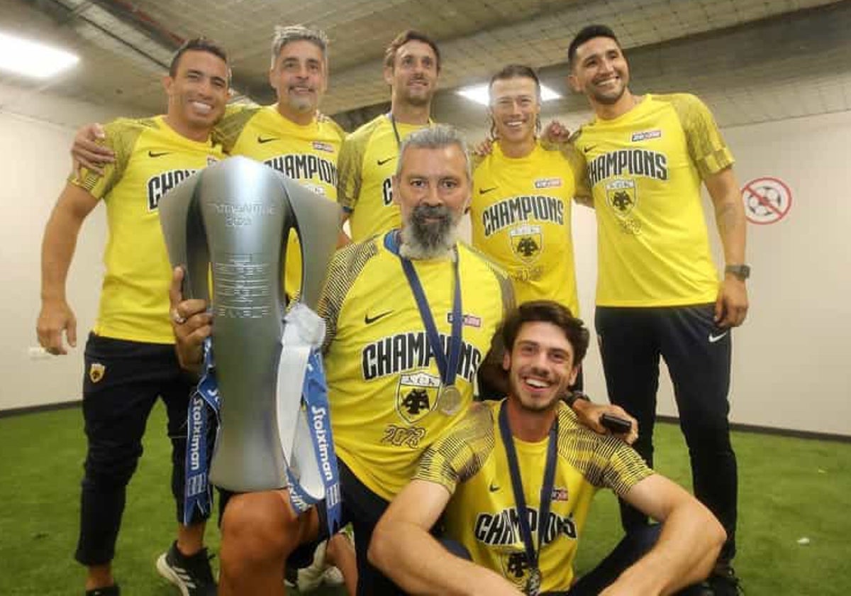 Almeyda, segundo por derecha desde arriba, posa con el trofeo de la Superliga de Grecia junto a su cuerpo técnico