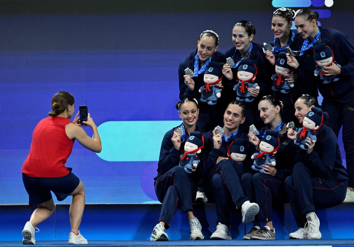 Marina García, sentada la segunda por la derecha, celebra la plata del ejercicio acrobático