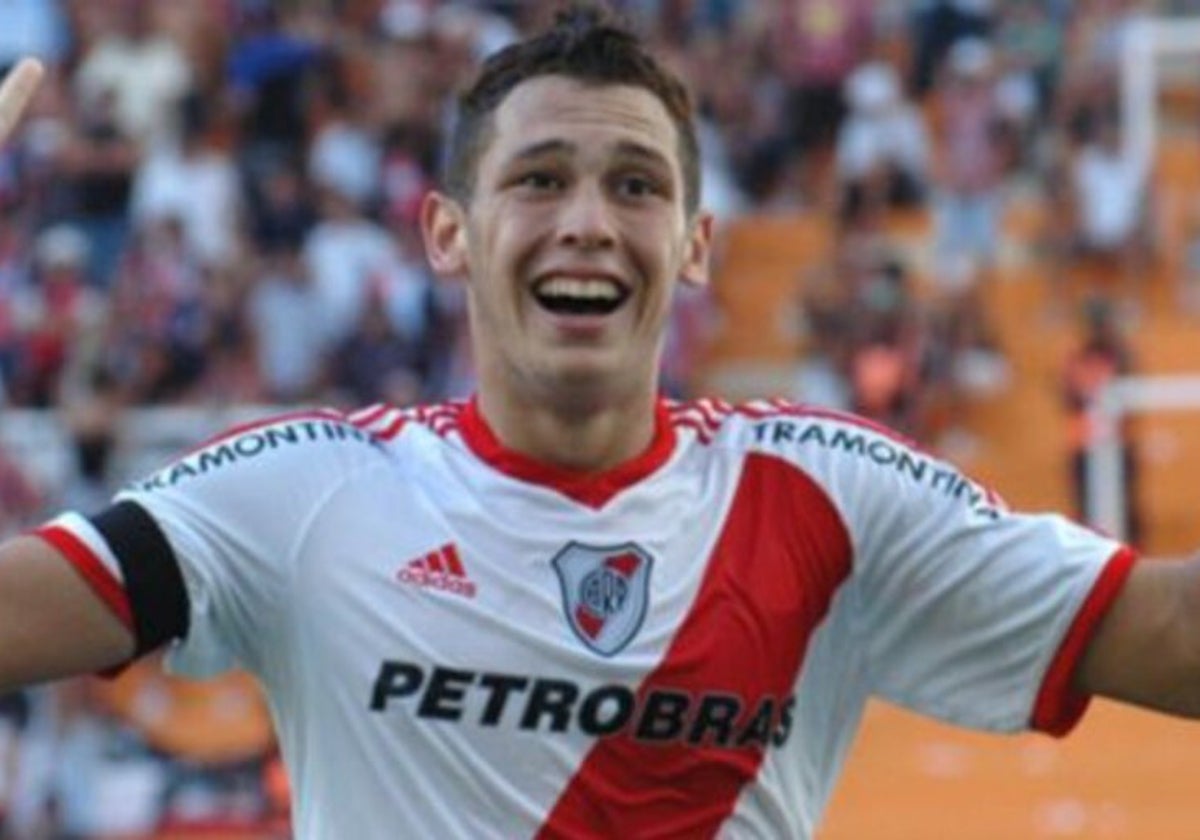 Un joven Lucas Ocampos celebra un gol con River