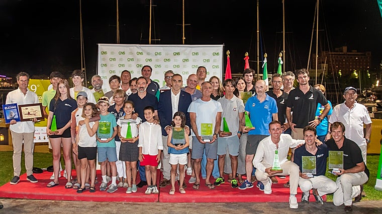 Foto de familia de la entrega de trofeos del 59º Ascenso internacional a vela del Guadalquivir