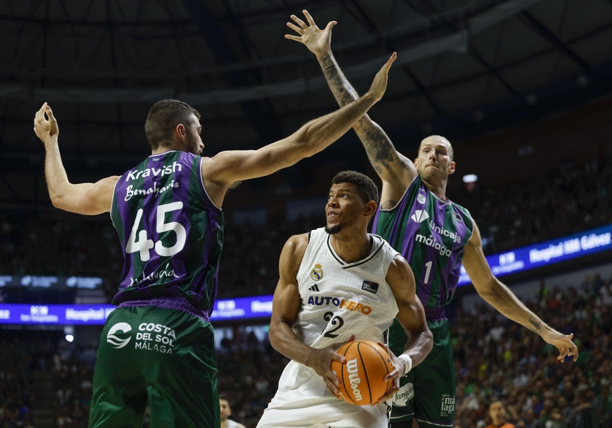 Tavares busca la canasta entre dos rivales
