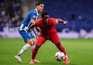 Idumbo en pleno partido con el Sevilla FC