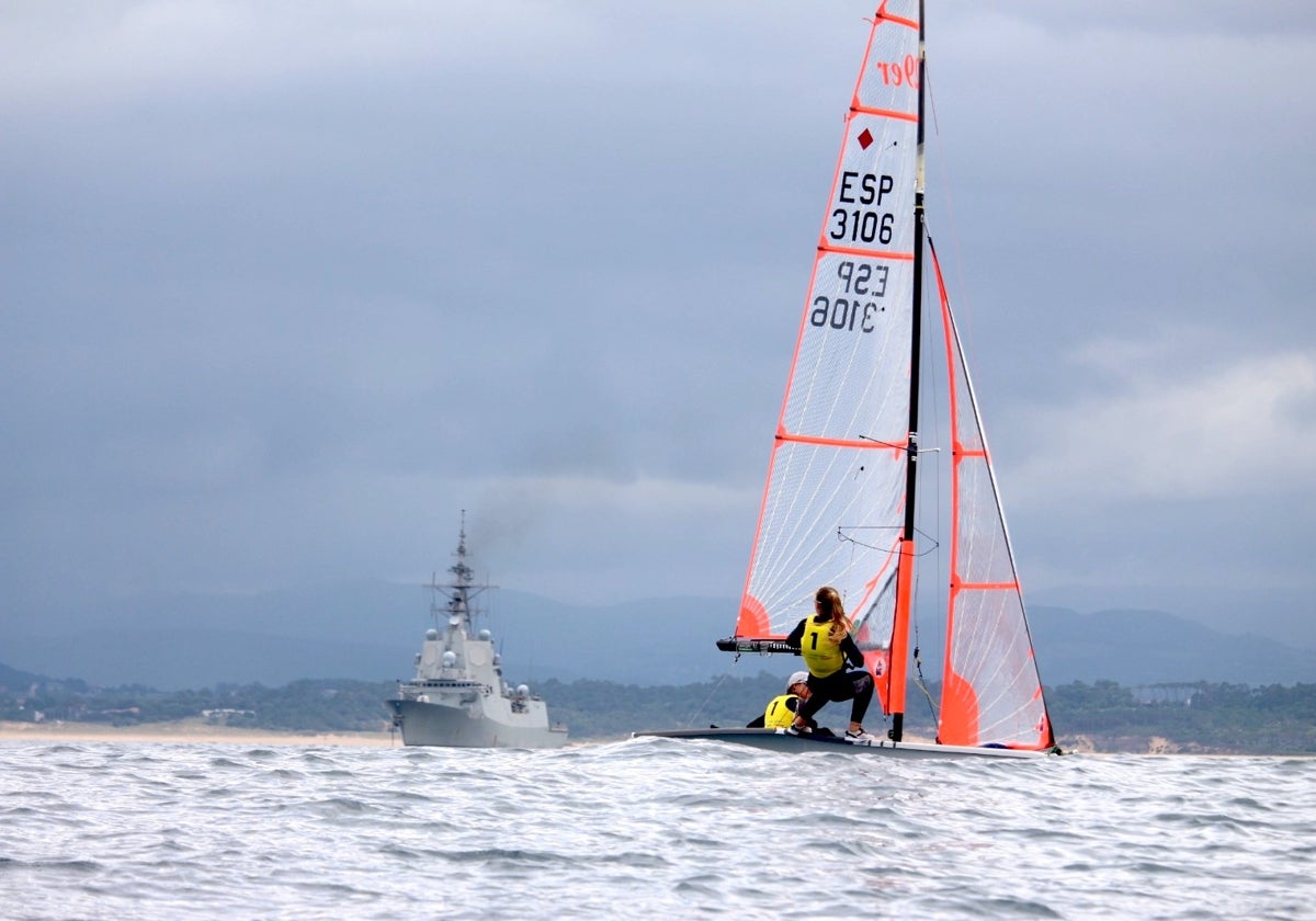 Las campeonas de España Inés Martín y Natalia Méndez, del RCN Gran Canaria, durante la regata en Santander