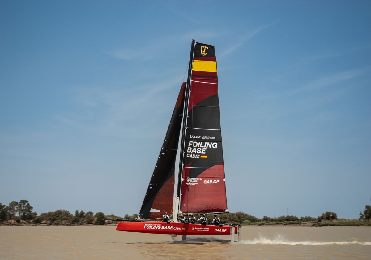 El GC32 Gallito remontando el río Guadalquivir