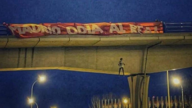 22 meses de cárcel, veto en los estadios y unas disculpas: las penas para los ultras que colgaron un muñeco de Vinícius