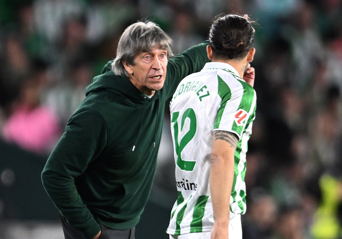 Pellegrini dialoga con Ricrdo Rodríguez durante un partido de la pasada temporada
