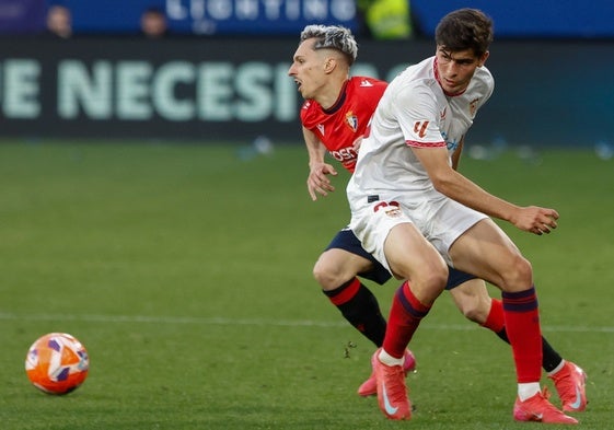 Juanlu y Brian Zaragoza, durante el Osasuna-Sevilla dé la última temporada