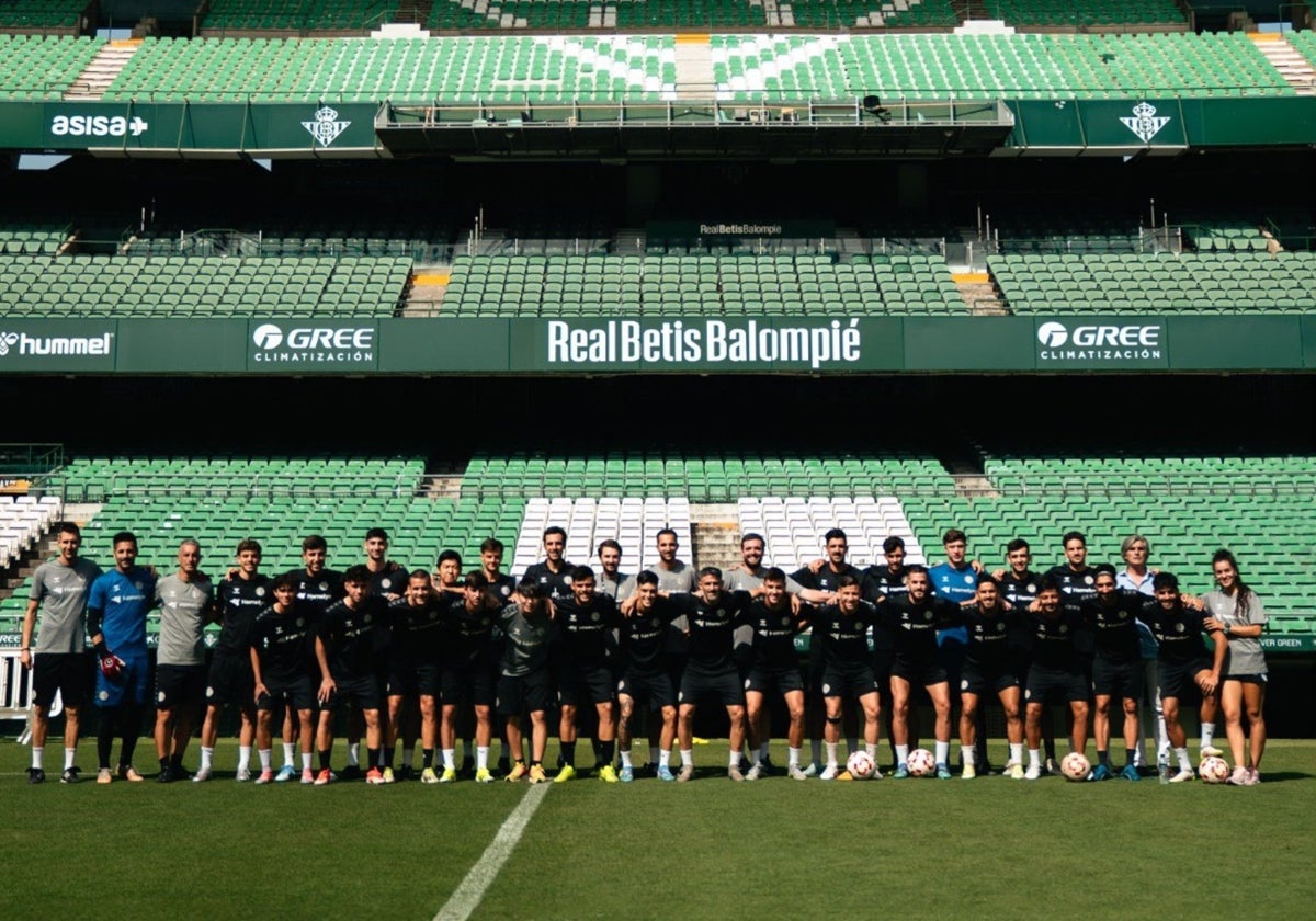 La plantilla del Club Atlético Central, en el Benito Villamarín